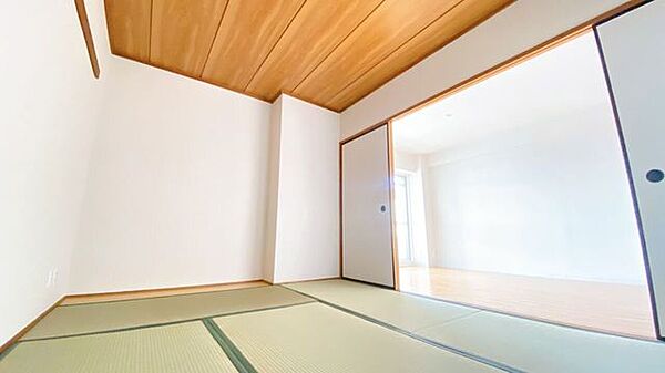襖を閉めて個室としても隣室と一体としても使える和室です◎
