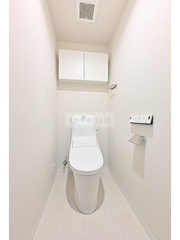 ウォシュレット機能付きのトイレは、収納が付いて実用性も兼ね備えた造りです。