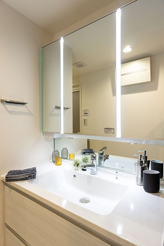 シンプルでアレンジしやすいデザインの洗面台。清潔感ある明るい空間です。