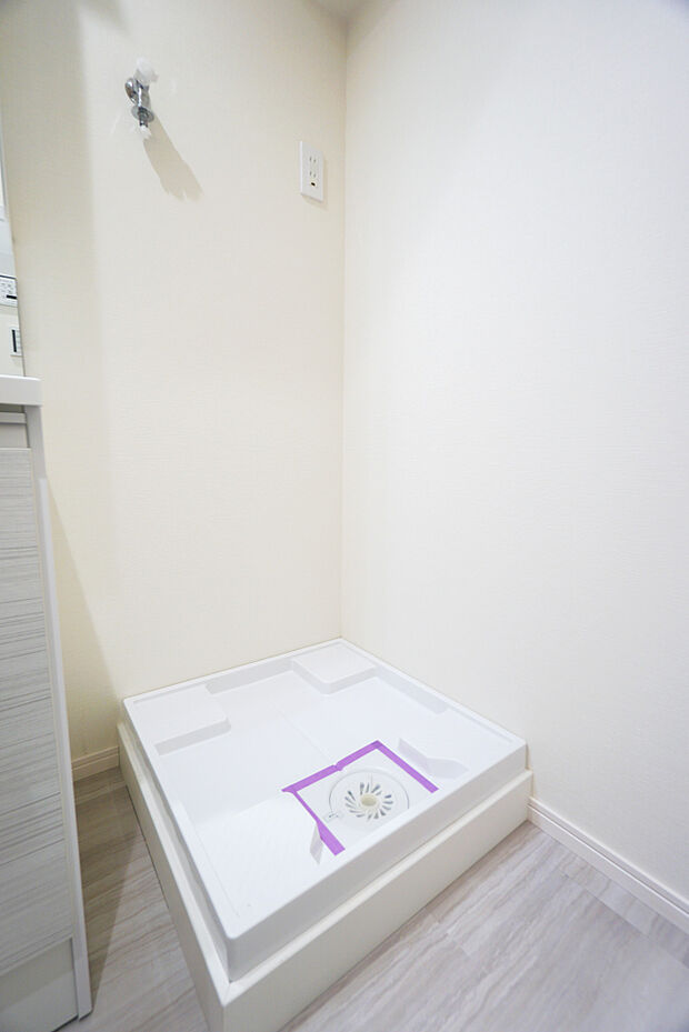 洗面スペースでの導線に配慮した洗濯機置き場。コーディネートされた空間で快適に過ごせます。