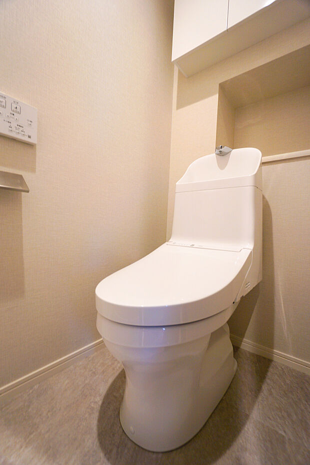 ウォシュレット機能付きのトイレは、収納が付いて実用性も兼ね備えた造りです。