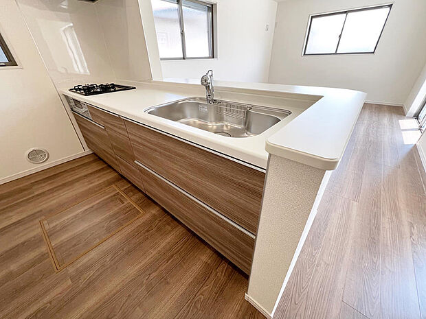 ☆大型のシステムキッチン☆対面式ですので家族と会話しながら楽しくクッキング！！