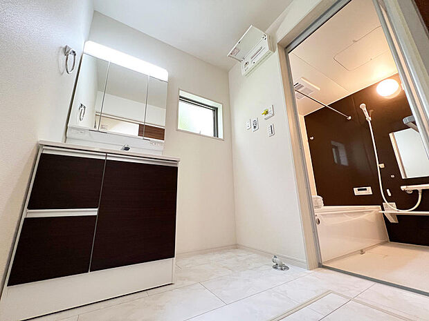 ☆白を基調とした清潔感溢れる洗面スペース☆清潔空間で気持ちよく1日の始まりを！！