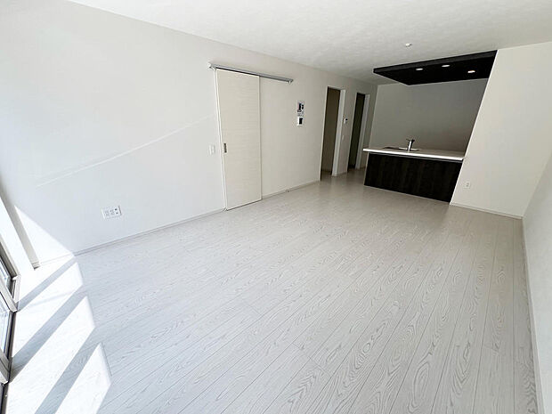 ☆大変明るいリビング☆広々した空間で家族との大切な時間をお過ごしください!!