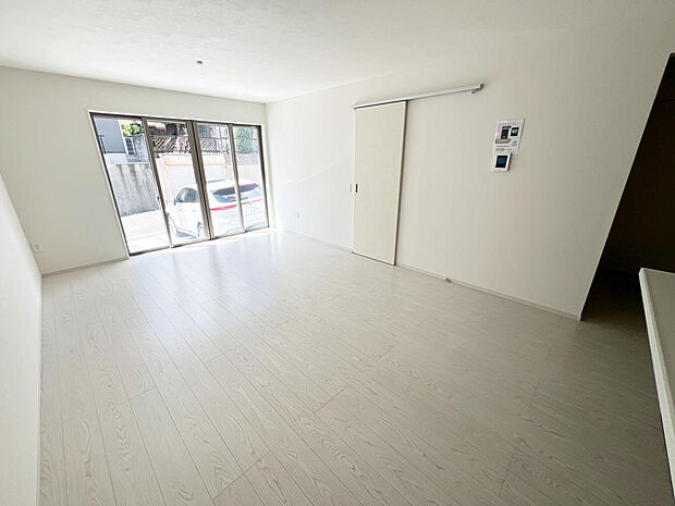 ☆大変明るいリビング☆広々した空間で家族との大切な時間をお過ごしください!!