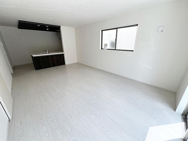 ☆大変明るいリビング☆広々した空間で家族との大切な時間をお過ごしください!!