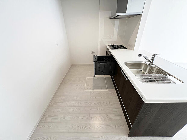 ☆大型のシステムキッチン☆対面式ですので家族と会話しながら楽しくクッキング!!