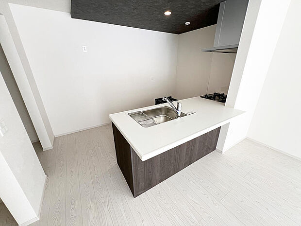 ☆大型のシステムキッチン☆対面式ですので家族と会話しながら楽しくクッキング!!