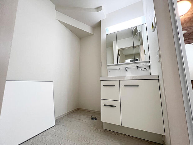 ☆白を基調とした清潔感溢れる洗面スペース☆清潔空間で気持ちよく1日の始まりを!!