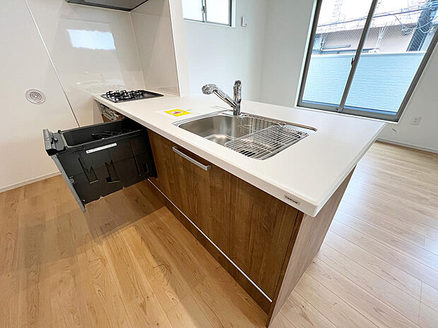 ☆大型のシステムキッチン☆対面式ですので家族と会話しながら楽しくクッキング！！