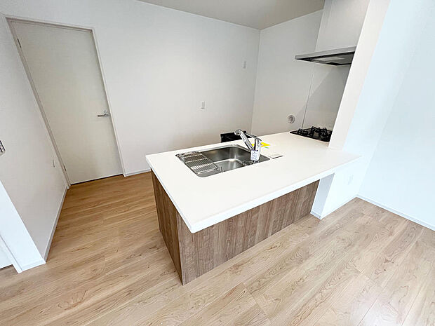 ☆大型のシステムキッチン☆対面式ですので家族と会話しながら楽しくクッキング！！