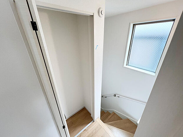 ☆３階☆廊下にある収納☆