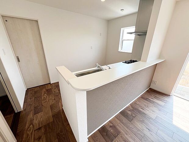 ☆大型のシステムキッチン☆対面式ですので家族と会話しながら楽しくクッキング！！