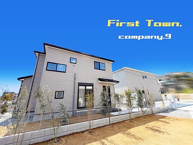 ☆現地外観写真☆FirstTown-龍田西２号棟☆ほっこりとした街並☆土地広々74坪☆ガレージ２台☆日当たり良好☆庭・和室☆全居室６帖以上☆南面バルコニー☆前道６ｍ☆網戸・シャッター（１階のみ）☆