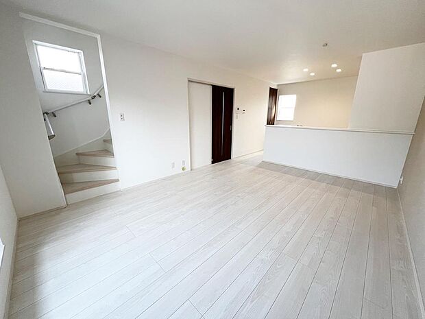 ☆大変明るいリビング☆広々した空間で家族との大切な時間をお過ごしください!!