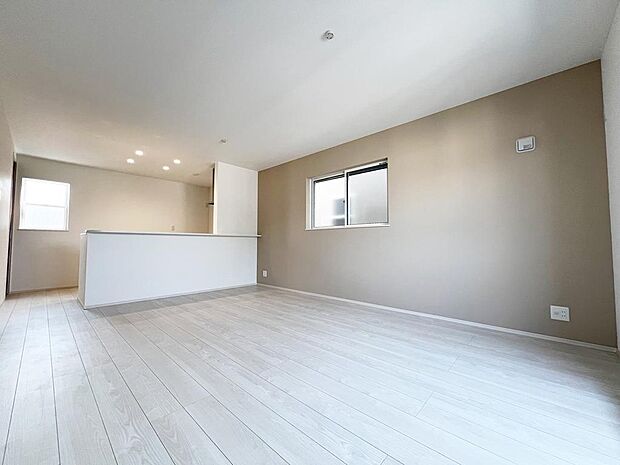 ☆大変明るいリビング☆広々した空間で家族との大切な時間をお過ごしください!!