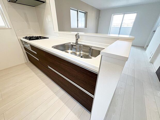 ☆大型のシステムキッチン☆対面式ですので家族と会話しながら楽しくクッキング!!