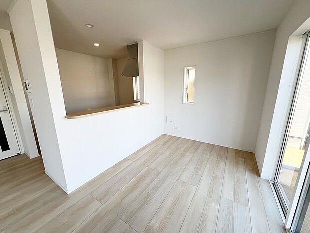 ☆大変明るいリビング☆広々した空間で家族との大切な時間をお過ごしください!!