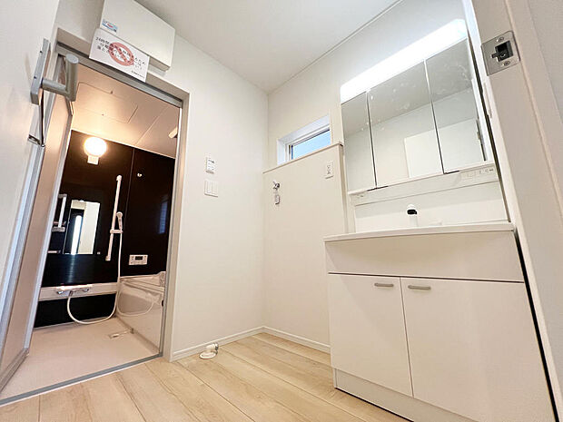 ☆白を基調とした清潔感溢れる洗面スペース☆清潔空間で気持ちよく1日の始まりを!!