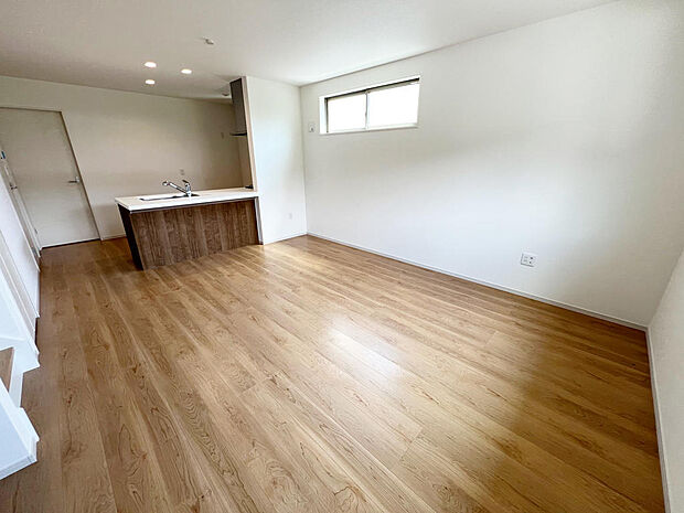 ☆大変明るいリビング☆広々した空間で家族との大切な時間をお過ごしください!!