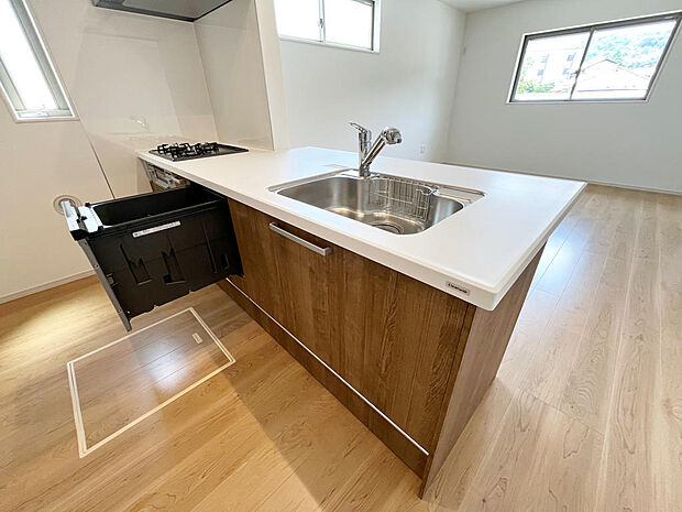 ☆大型のシステムキッチン☆対面式ですので家族と会話しながら楽しくクッキング!!