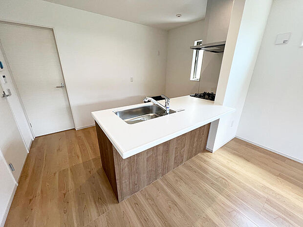 ☆大型のシステムキッチン☆対面式ですので家族と会話しながら楽しくクッキング!!