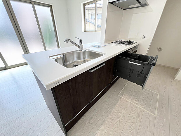 ☆大型のシステムキッチン☆対面式ですので家族と会話しながら楽しくクッキング！！