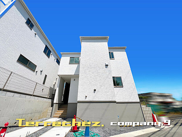 ☆現地外観写真☆Terrechez☆ほっこりとした街並☆土地28坪☆ZEH水準省エネ住宅☆日当たり良好☆WIC・パントリー☆前道６ｍ☆南面バルコニー☆