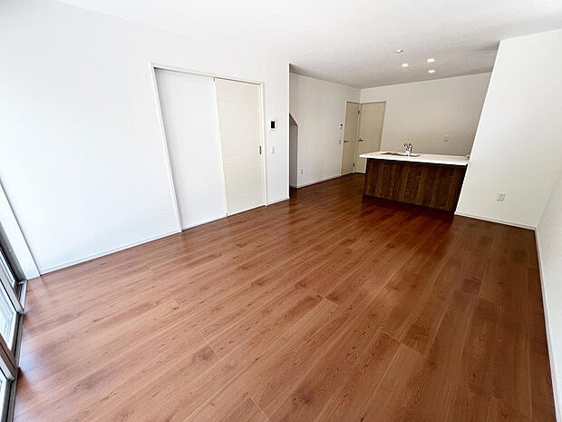 ☆大変明るいリビング☆広々した空間で家族との大切な時間をお過ごしください！！