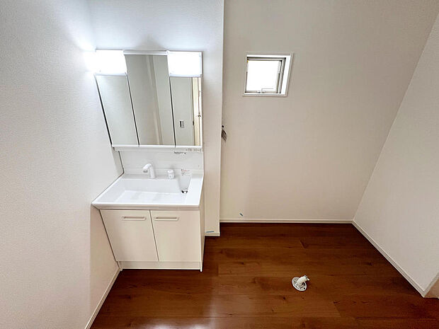 ☆白を基調とした清潔感溢れる洗面スペース☆清潔空間で気持ちよく1日の始まりを！！