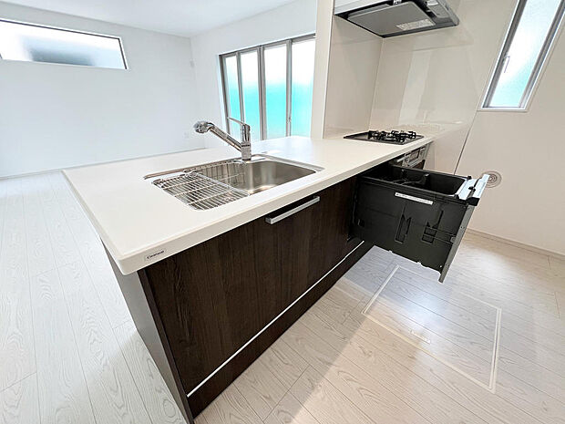 ☆大型のシステムキッチン☆対面式ですので家族と会話しながら楽しくクッキング！！