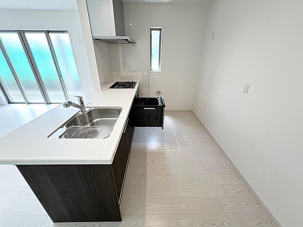 ☆大型のシステムキッチン☆対面式ですので家族と会話しながら楽しくクッキング！！