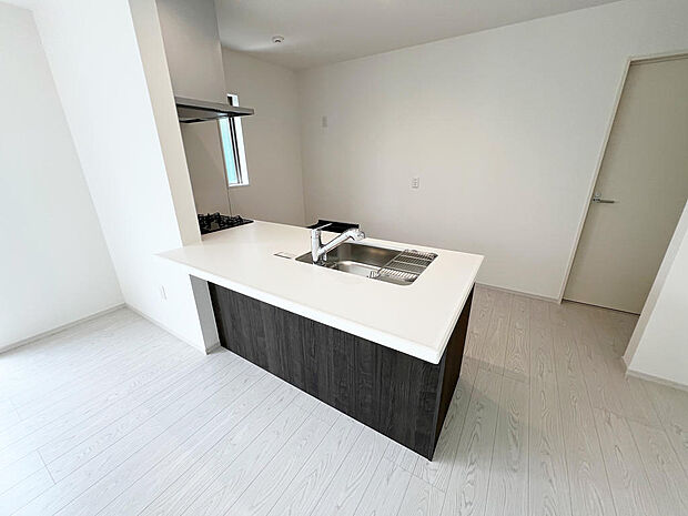 ☆大型のシステムキッチン☆対面式ですので家族と会話しながら楽しくクッキング！！