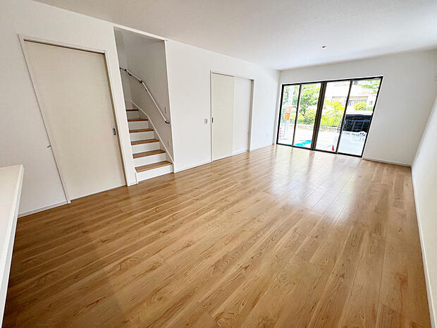 ☆大変明るいリビング☆広々した空間で家族との大切な時間をお過ごしください!!