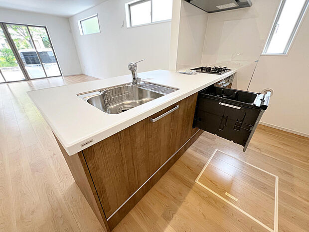 ☆大型のシステムキッチン☆対面式ですので家族と会話しながら楽しくクッキング!!