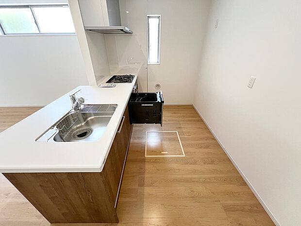 ☆大型のシステムキッチン☆対面式ですので家族と会話しながら楽しくクッキング!!