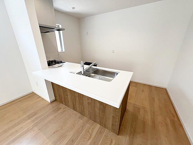 ☆大型のシステムキッチン☆対面式ですので家族と会話しながら楽しくクッキング!!