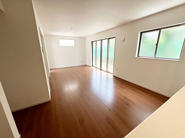 ☆大変明るいリビング☆広々した空間で家族との大切な時間をお過ごしください!!