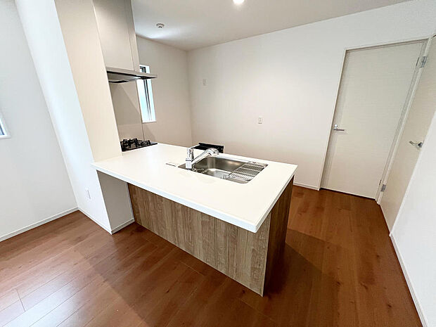 ☆大型のシステムキッチン☆対面式ですので家族と会話しながら楽しくクッキング!!