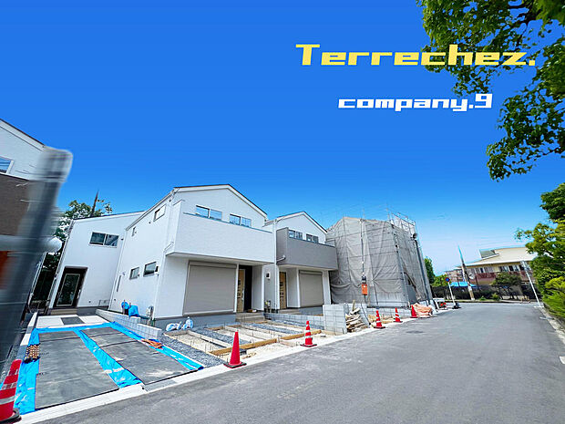 ☆現地外観写真☆Terrechez☆5号棟☆キレイな住宅街が完成☆ZEH水準省エネ住宅☆土地35坪☆「新田辺駅」徒歩12分☆ガレージ3台☆前道6m☆小・中学校まで徒歩11分圏内☆