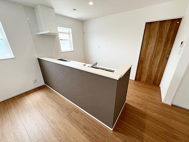 ☆大型のシステムキッチン☆対面式ですので家族と会話しながら楽しくクッキング!!