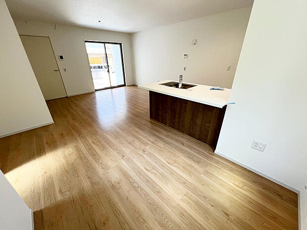 ☆大変明るいリビング☆広々した空間で家族との大切な時間をお過ごしください!!