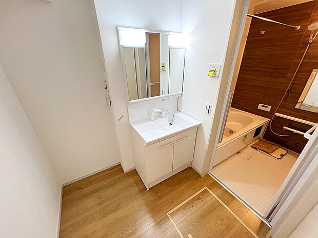 ☆白を基調とした清潔感溢れる洗面スペース☆清潔空間で気持ちよく1日の始まりを!!