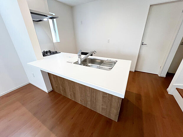 ☆大型のシステムキッチン☆対面式ですので家族と会話しながら楽しくクッキング！！