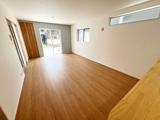 ☆大変明るいリビング☆広々した空間で家族との大切な時間をお過ごしください!!