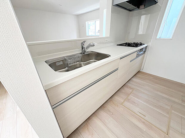 ☆大型のシステムキッチン☆対面式ですので家族と会話しながら楽しくクッキング！！