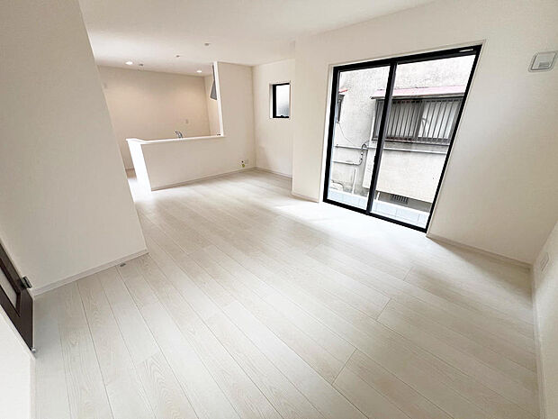 ☆大変明るいリビング☆広々した空間で家族との大切な時間をお過ごしください!!