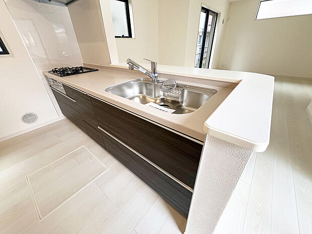 ☆大型のシステムキッチン☆対面式ですので家族と会話しながら楽しくクッキング!!