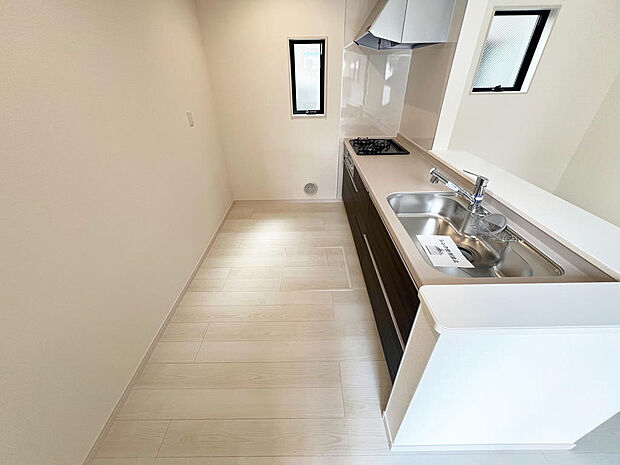 ☆大型のシステムキッチン☆対面式ですので家族と会話しながら楽しくクッキング!!