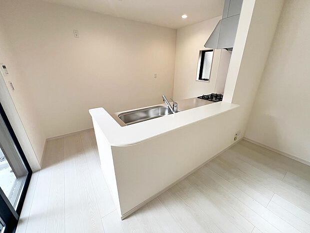 ☆大型のシステムキッチン☆対面式ですので家族と会話しながら楽しくクッキング!!